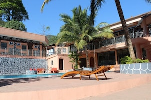 2 outdoor pools