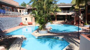 2 albercas al aire libre