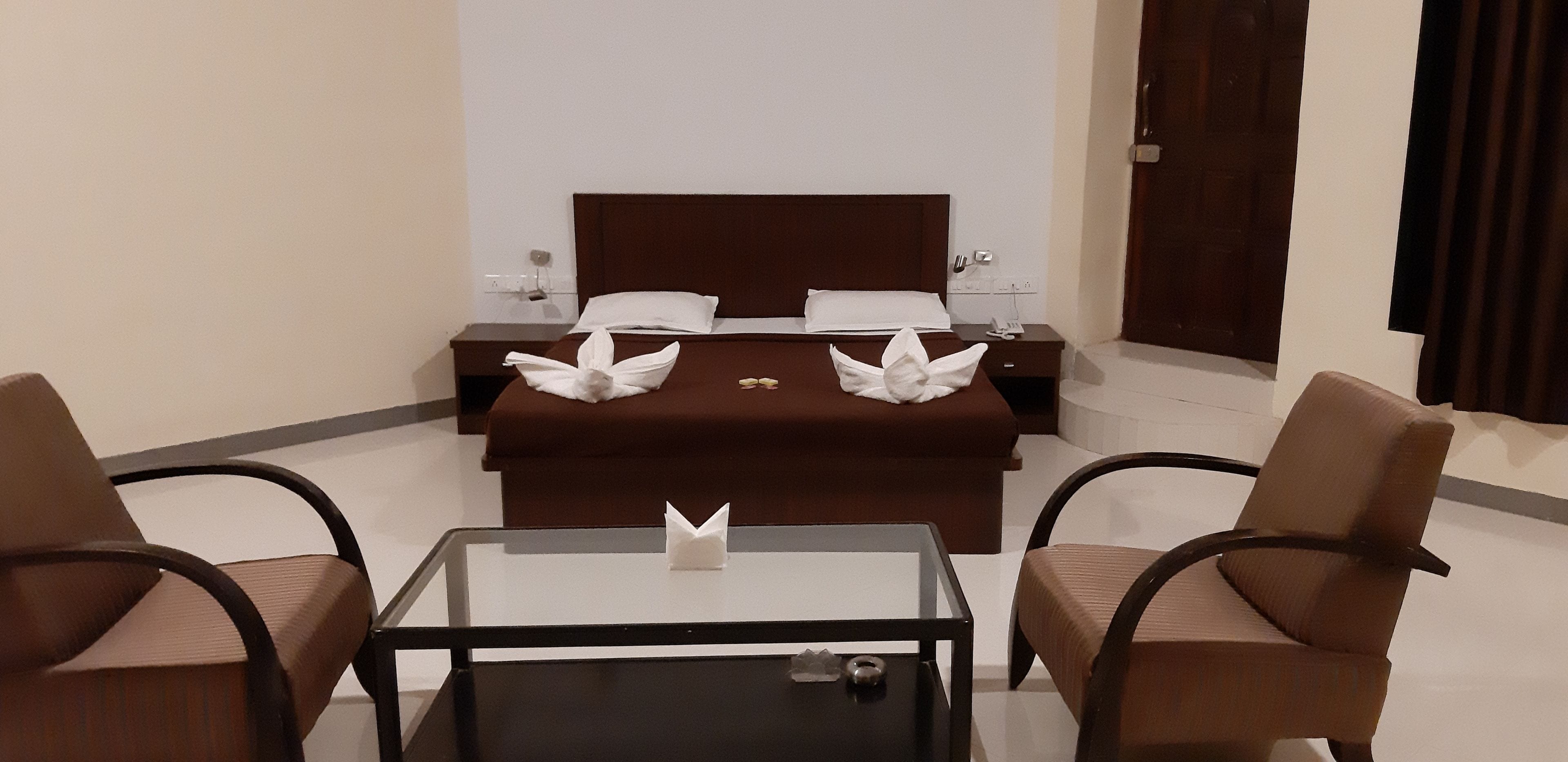 Jr. Cottage | Desk, blackout curtains, free WiFi, bed sheets