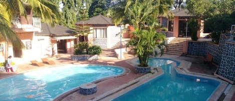 2 kolam renang terbuka