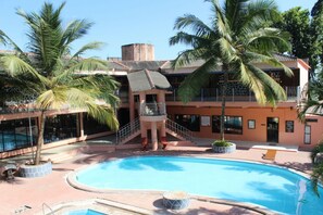 2 piscinas al aire libre