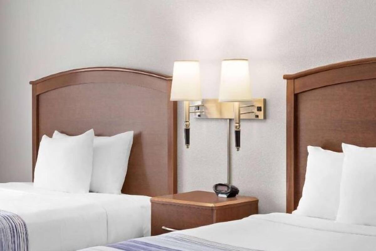 Caja de seguridad en la habitación y escritorio