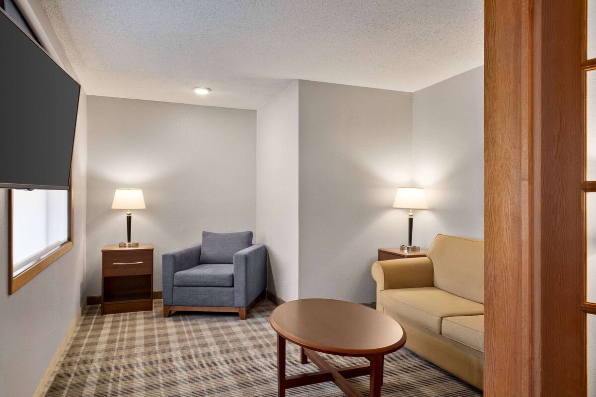 deluxe suite, 1 king bed, non smoking | in-room safe, desk, laptop workspace, blackout curtains