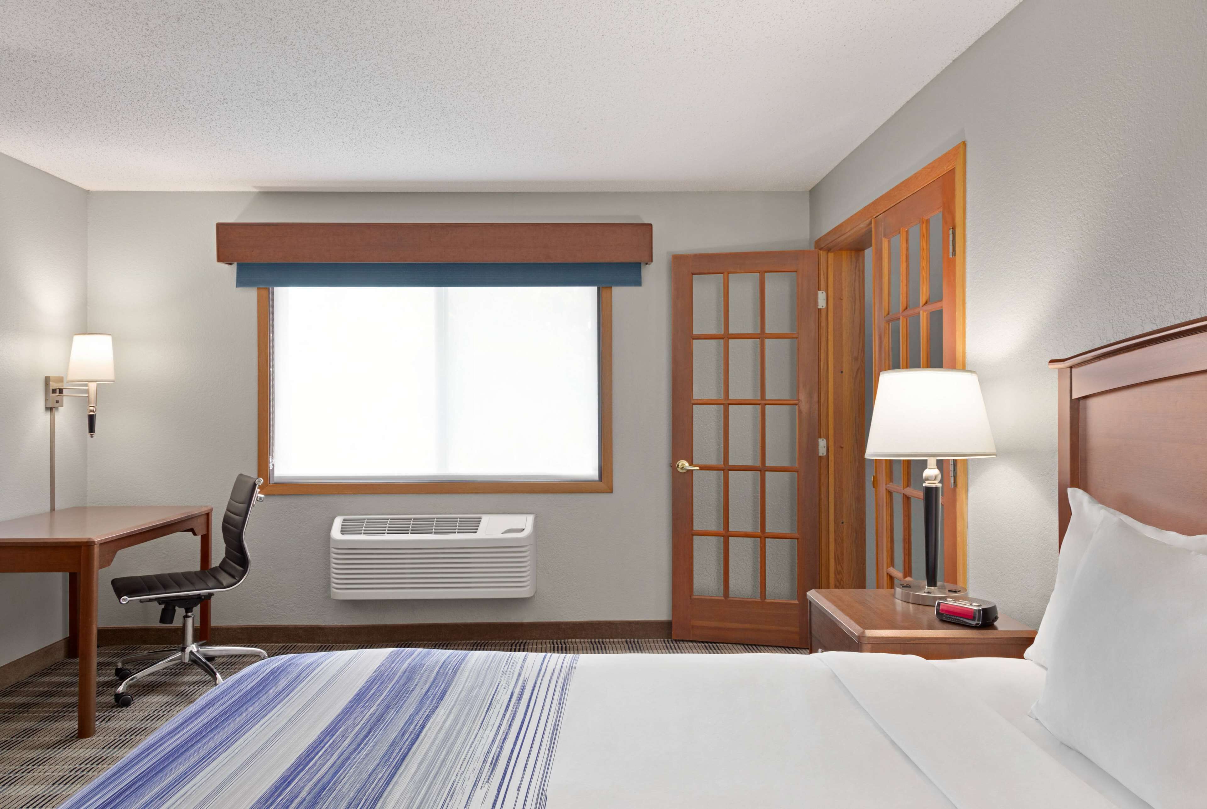 deluxe suite, 1 king bed, non smoking | in-room safe, desk, laptop workspace, blackout curtains