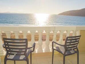 Shower, rainfall showerhead, free toiletries, hair dryer - Ocean View Hotel (Arraial do Cabo)