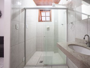 Suite familiar | Baño | Regadera, amenidades de baño gratuitas, toallas