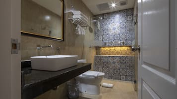 Chambre Quadruple Supérieure | Salle de bain | Douche à « effet pluie », articles de toilette gratuits, sÚche-cheveux