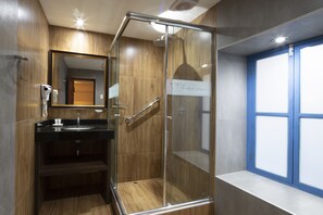 Habitación superior | Baño | Regadera tipo lluvia, amenidades de baño gratuitas, secadora de cabello