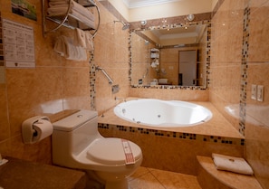 Chambre Exécutive (Suite) | Salle de bain | Douche à « effet pluie », articles de toilette gratuits, sèche-cheveux