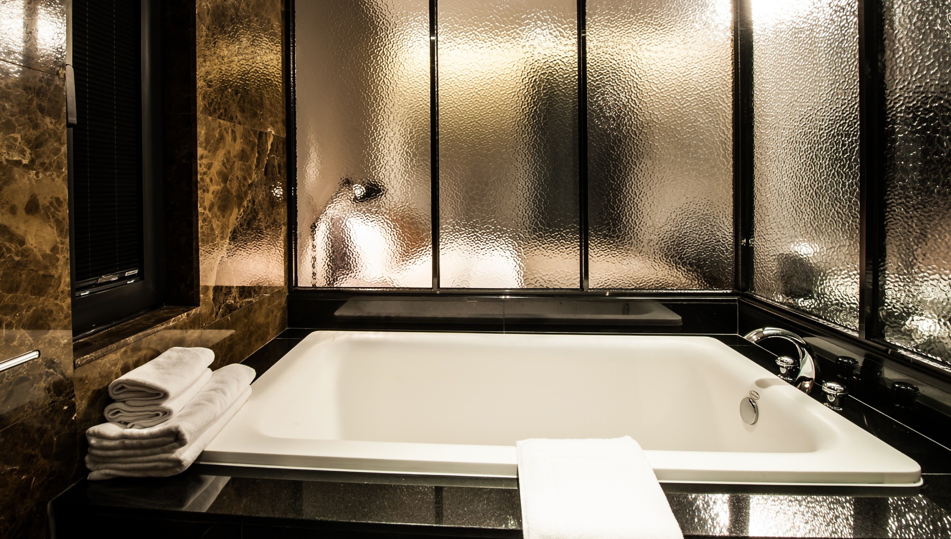 separate bathtub and shower, rainfall showerhead, free toiletries