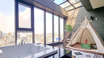 尊荣客房, 露台 | 高档床上用品、客房内保险箱、遮光窗帘、隔音