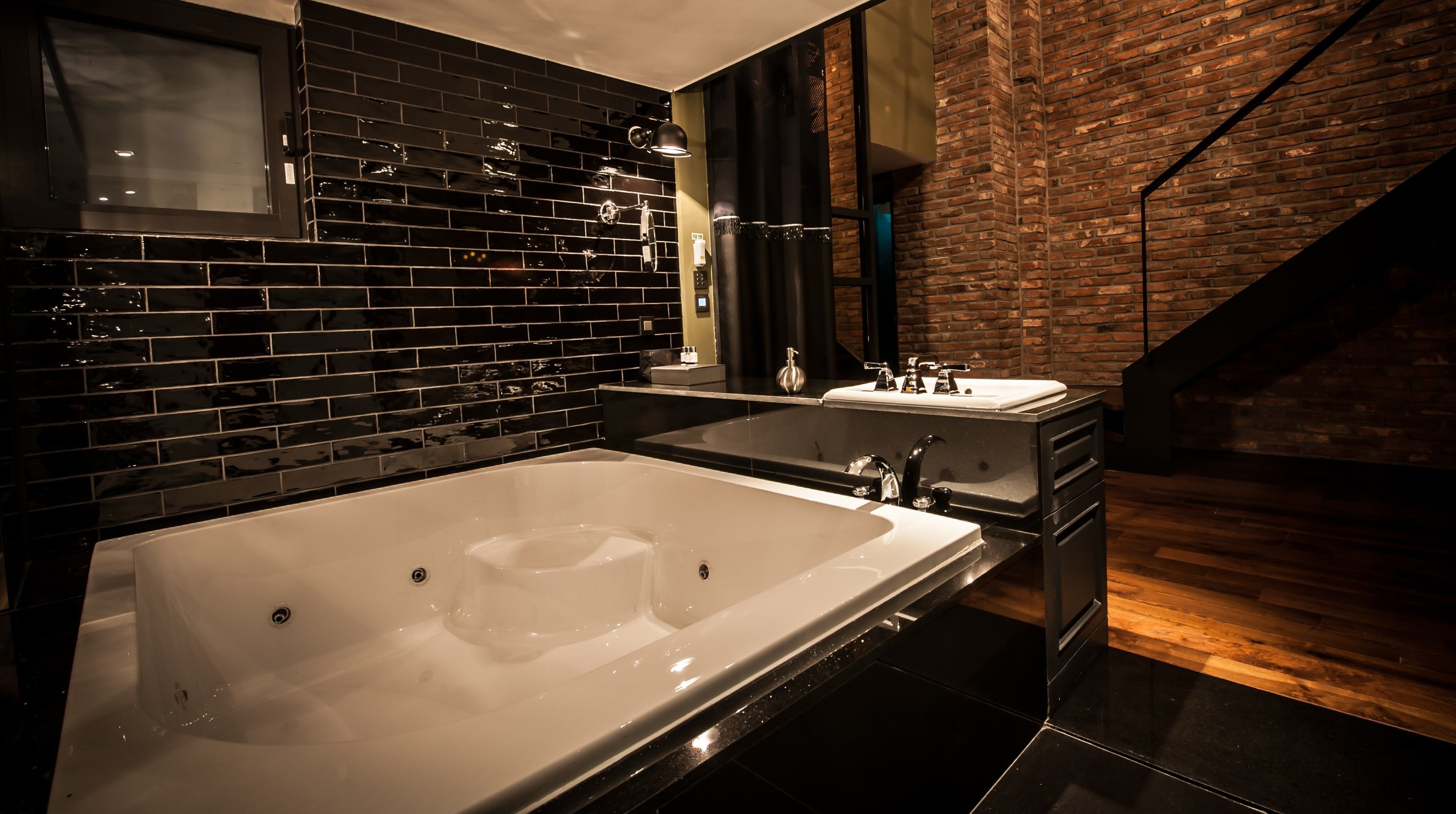 grand duplex suite with dining (basement 3) | deep-soaking bathtub