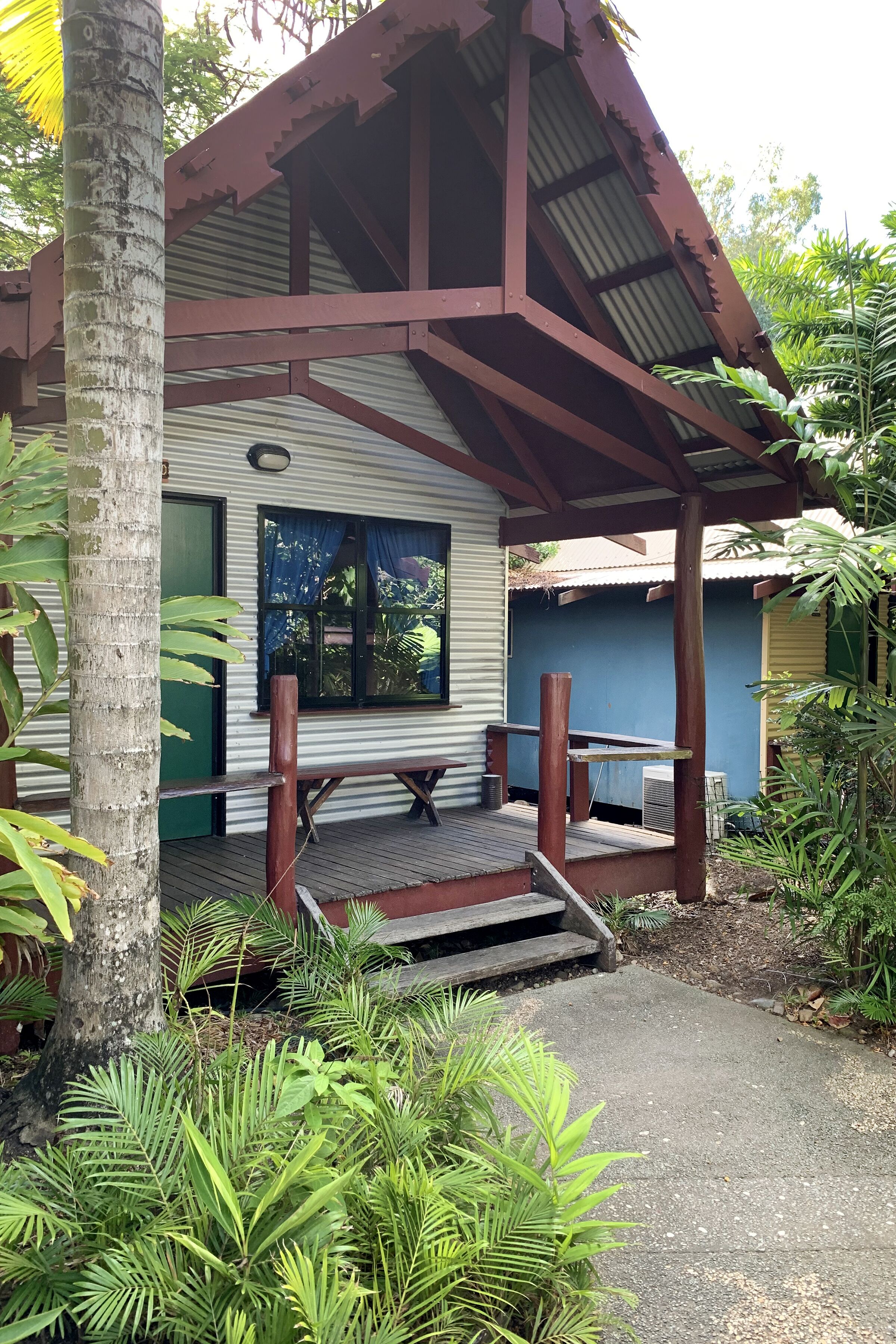 Un petit bâtiment d’un seul étage, doté d’une terrasse en bois et d’un espace abrité.