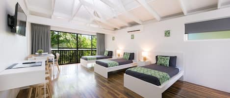 Ensuite triple room | 1 bedroom, bed sheets