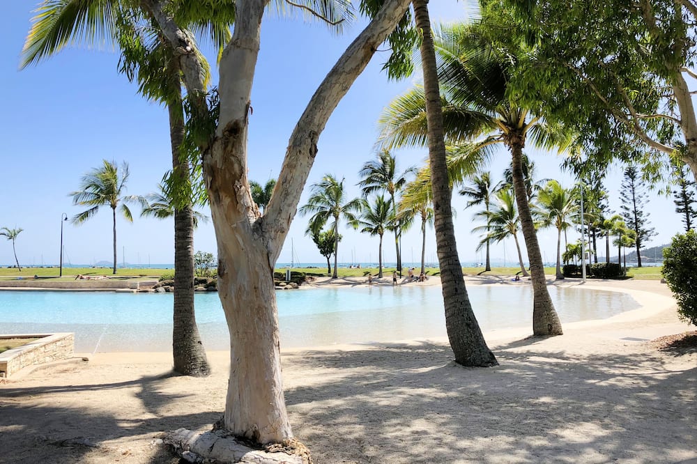 Magnums Airlie Beach