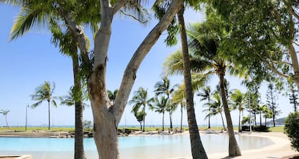 Magnums Airlie Beach