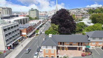 Un edificio de gran altura con diseño moderno, con varios pisos y fachadas de vidrio y ladrillo.
