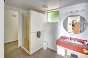 Departamento, 2 habitaciones | Baño | Amenidades de baño gratuitas, secadora de cabello, toallas 