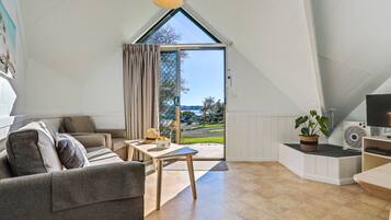 Hytte - 2 soveværelser - parkudsigt | Opholdsområde | Fladskærms-tv, dvd-afspiller