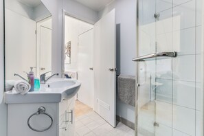 Parksetting Studio  | Bathroom | Shower, rainfall showerhead, hair dryer, towels
