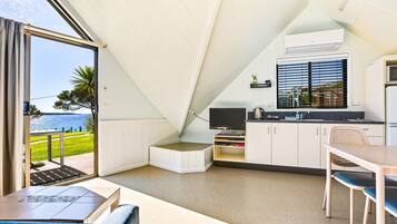 Hytte - 2 soveværelser - udsigt til kanal | Opholdsområde | Fladskærms-tv, dvd-afspiller