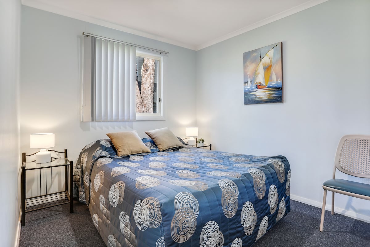 3 Bedroom Lakeside | Blackout drapes, soundproofing, iron/ironing board