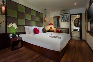 Minibar, in-room safe, desk, iron/ironing board
