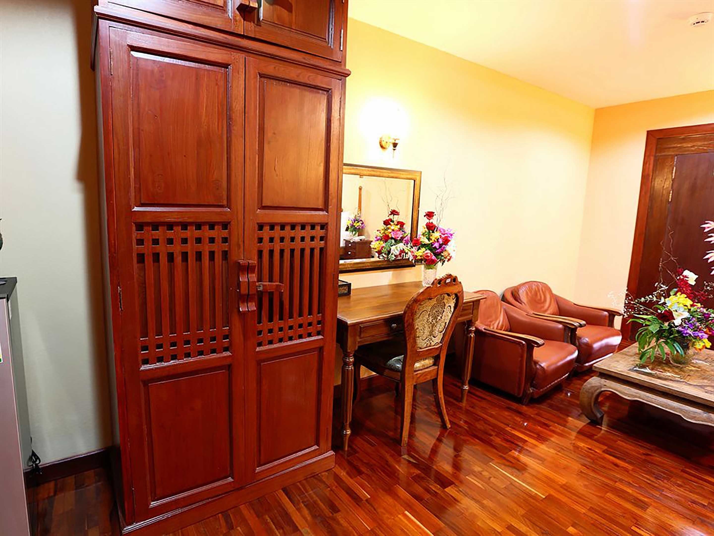 royal family | 1 bedroom, minibar, in-room safe, desk