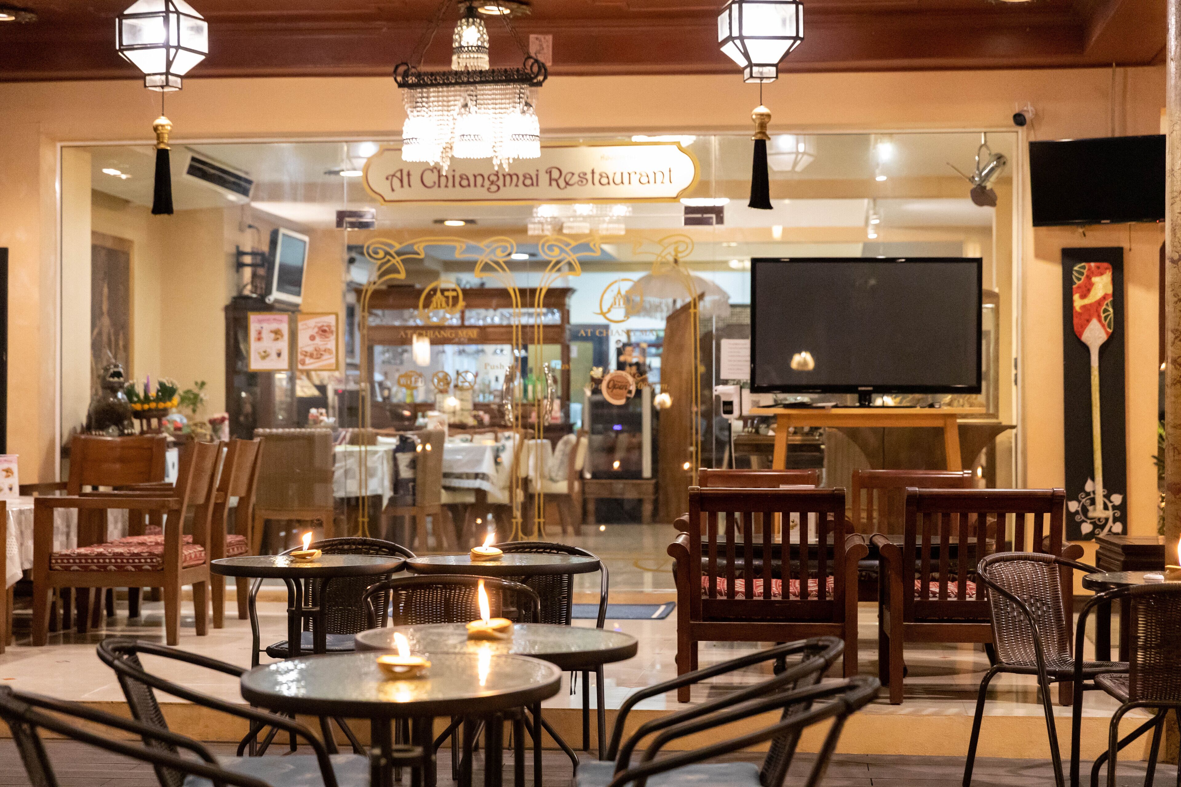 breakfast, lunch, dinner served; international cuisine