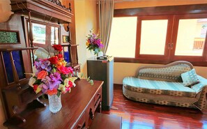 Deluxe kamer | Een minibar, een kluis op de kamer, een bureau, gratis wifi