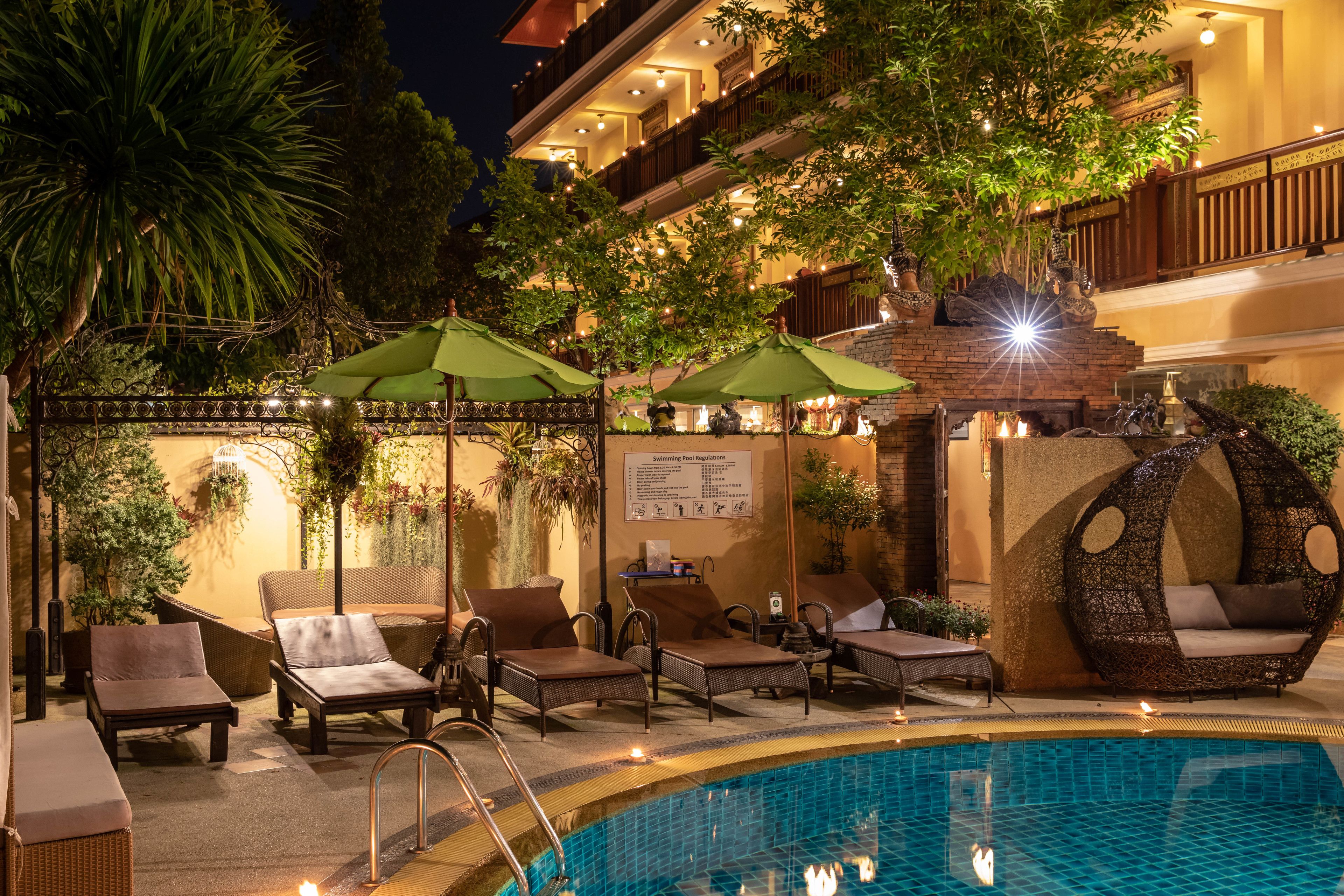 Una piscina al aire libre