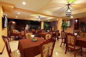 Serveert lunch, diner, brunch, internationale gerechten 