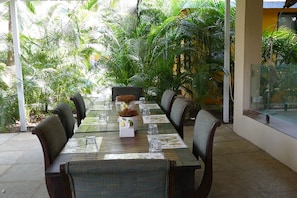 Se sirven desayunos y almuerzos; cocina india; con vista al jardín