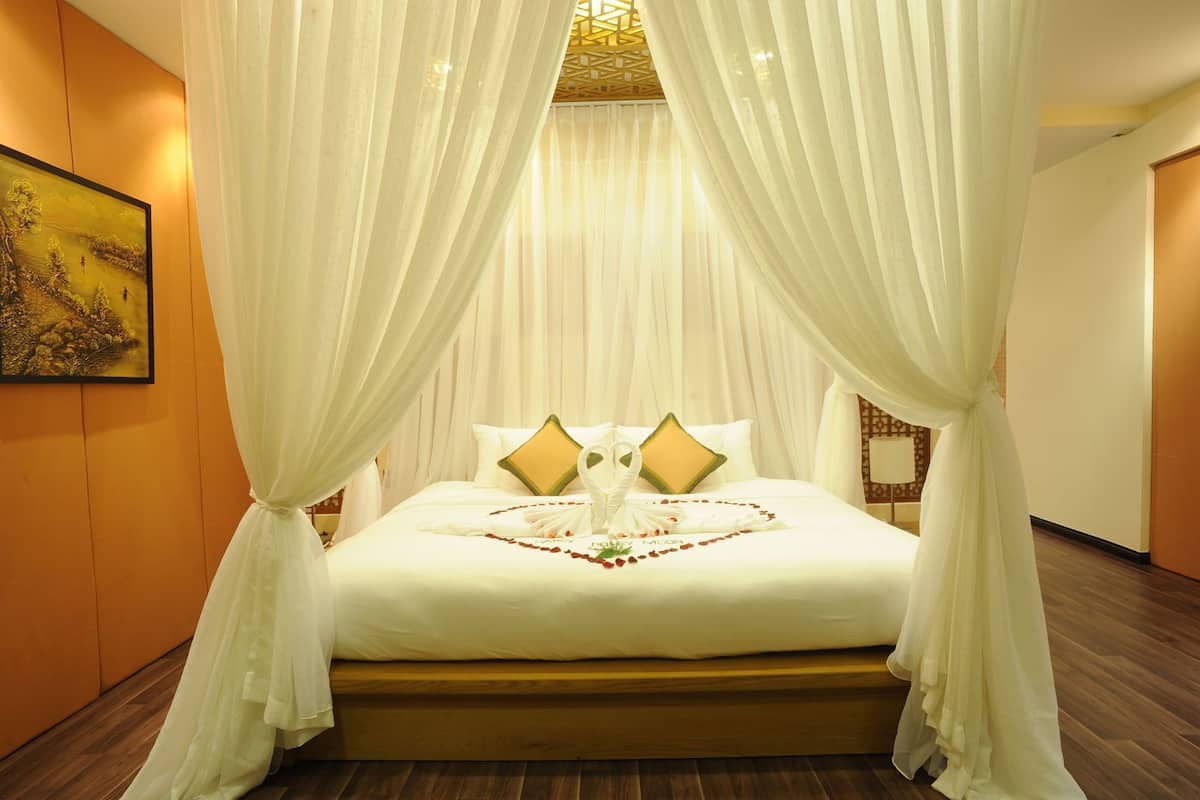 Premium bedding, down comforters, minibar, in-room safe