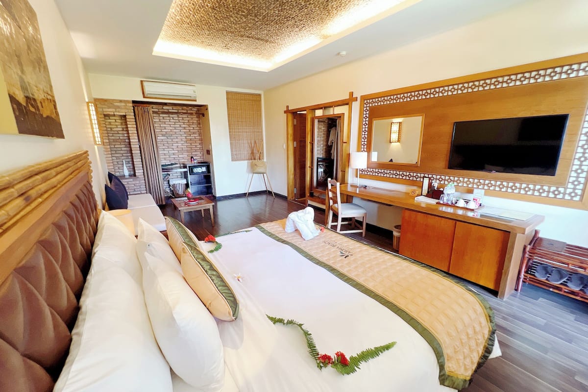 1 bedroom, premium bedding, down duvets, minibar