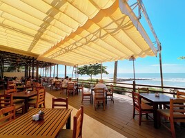 Se sirven desayunos, almuerzos y cocina local (con vistas al mar) 