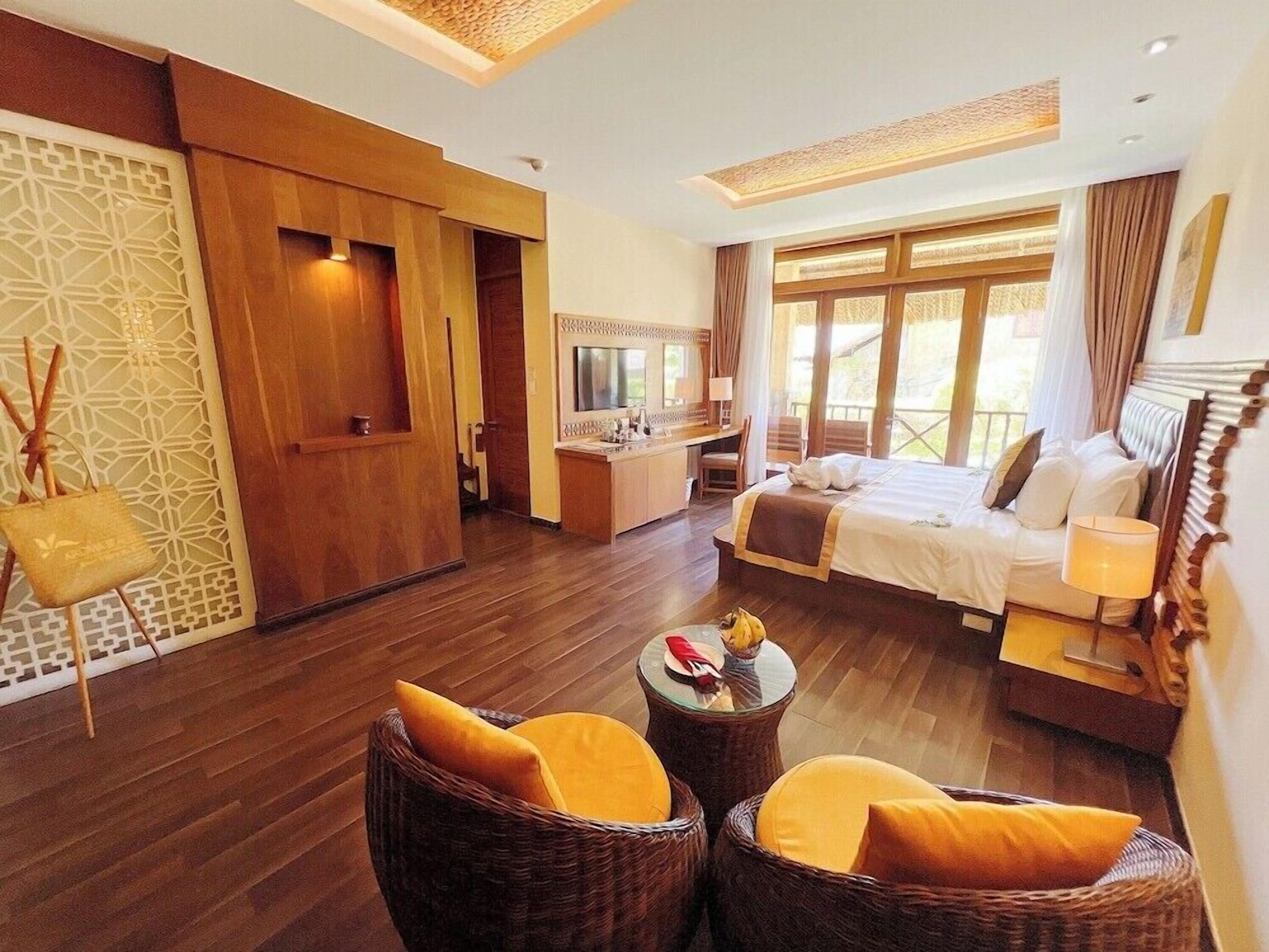 Premium bedding, down comforters, minibar, in-room safe