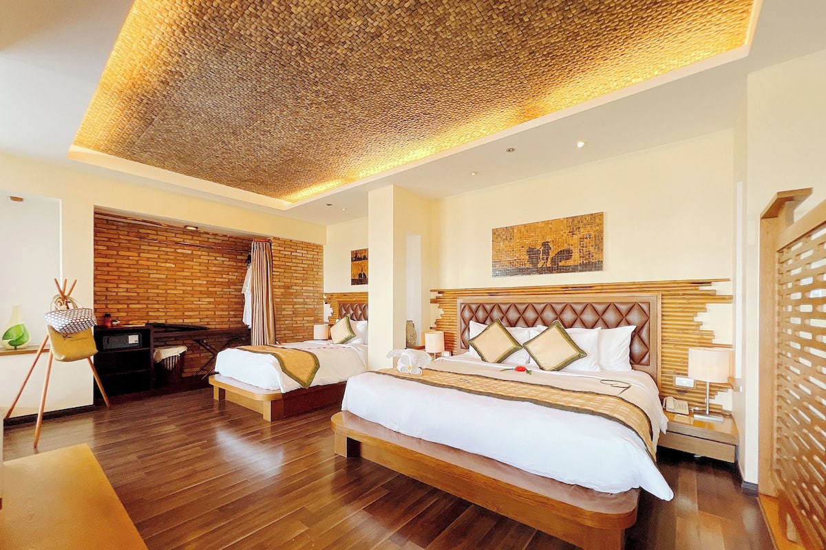 Aroma Triple | Premium bedding, down comforters, minibar, in-room safe