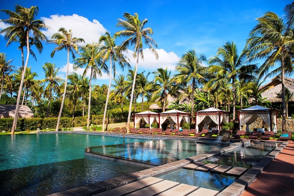 2 outdoor pools, sun loungers