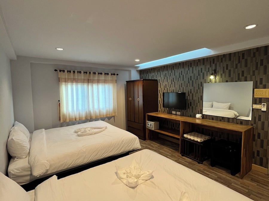 Quadruple Room | In-room safe, desk, free WiFi, bed sheets