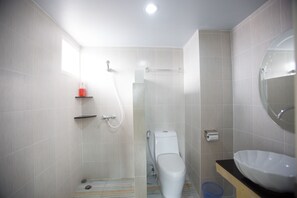 Douche, sèche-cheveux, serviettes fournies, savon