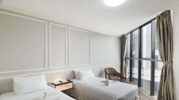 Habitación Deluxe con 2 camas individuales | Escritorio, tabla de planchar con plancha y wifi gratis