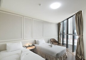 Deluxe Twin Room | Desk, iron/ironing board (on request), WiFi (free)