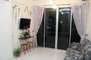 Apartment, 4 Bed Rooms  | 起居區 |  LCD 液晶電視