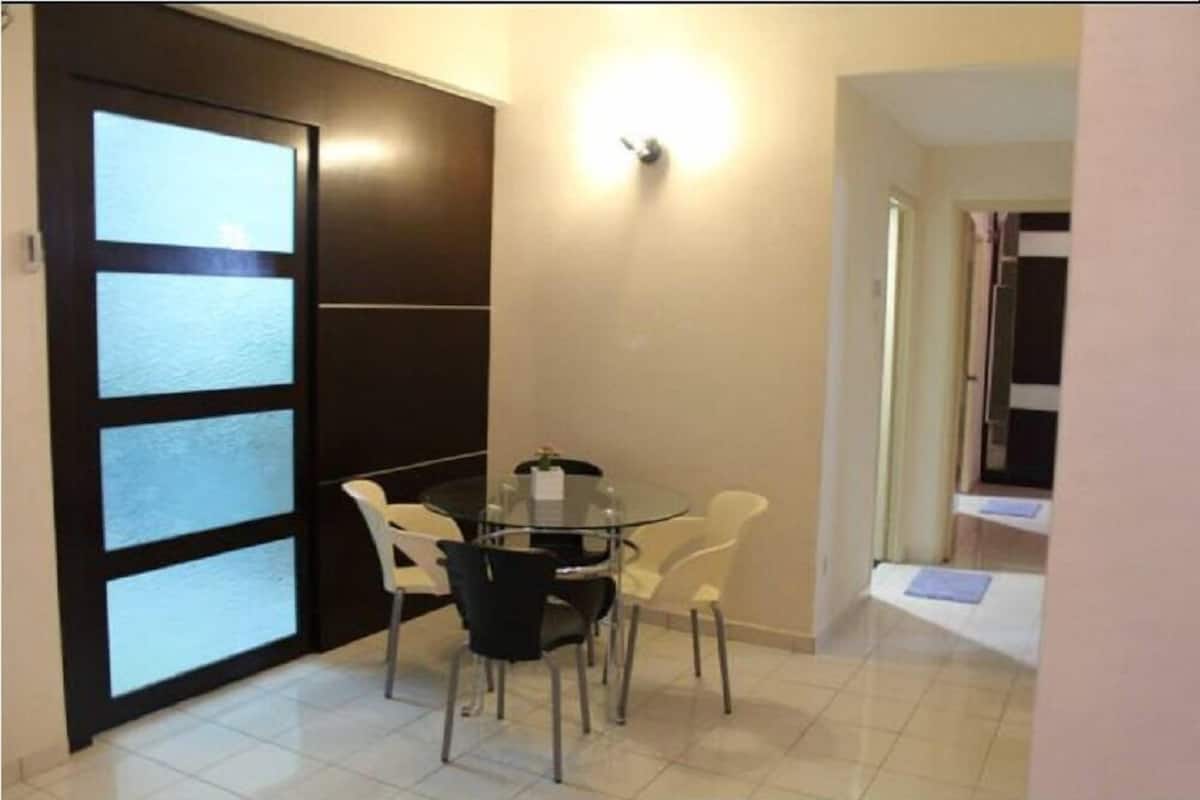 Apartment, 4 Bed Rooms | 起居区 | 液晶电视