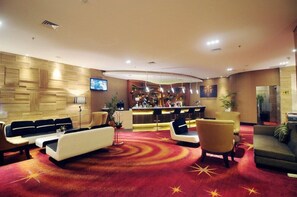 2 bars/lounges, poolside bar - Golden Tulip Galaxy Hotel (Banjarmasin)
