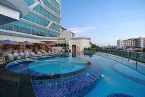 Outdoor pool - Golden Tulip Galaxy Hotel (Banjarmasin)