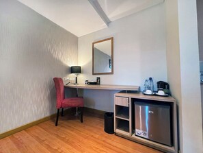 Minibar, in-room safe, desk, iron/ironing board - Galaxy Hotel Banjarmasin (Banjarmasin)