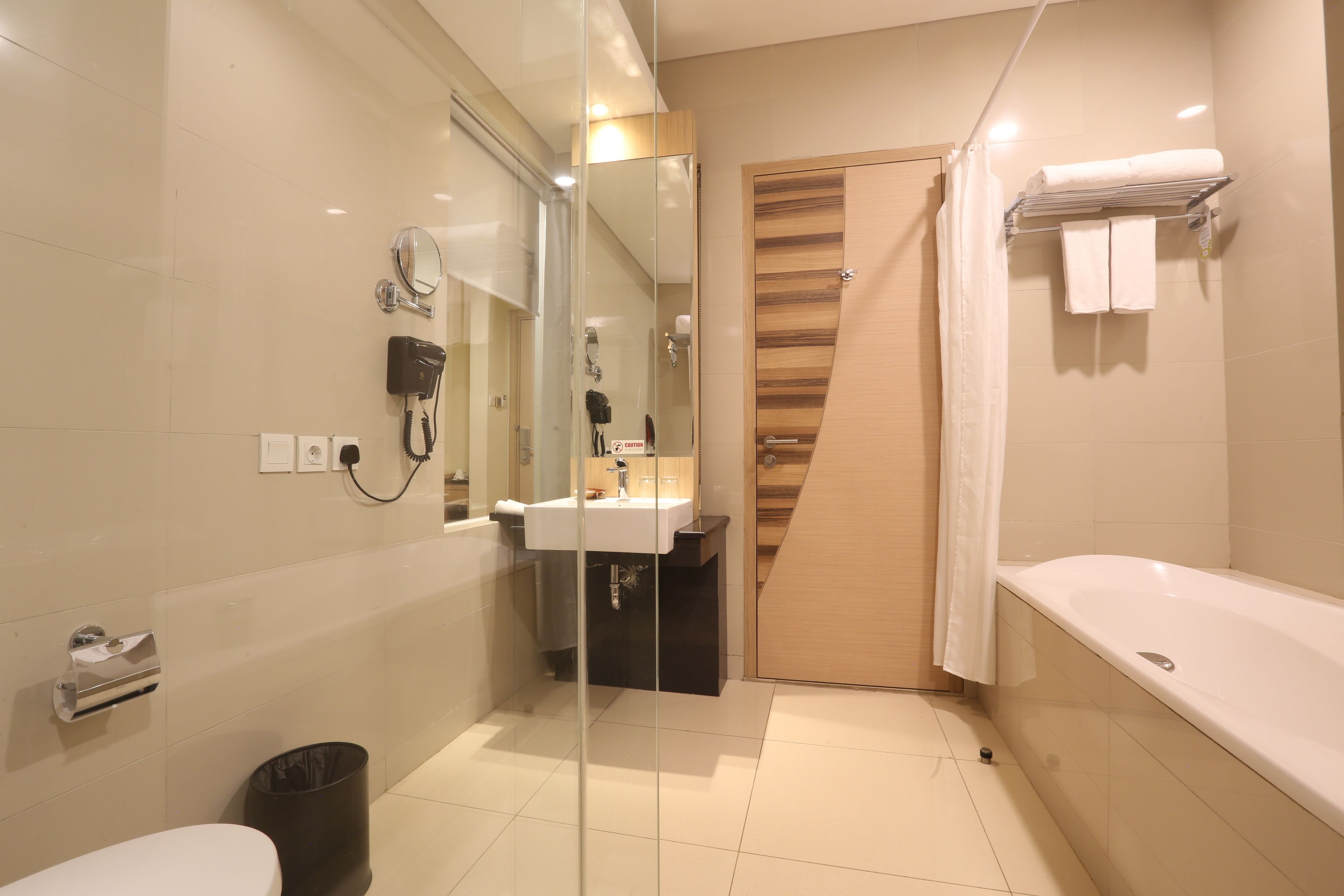 Junior Suite, 1 Bedroom, City View | Bathroom | Free toiletries, hair dryer, slippers, towels