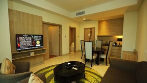 Suite Grand, 1 kamar tidur | Area keluarga | Televisi LCD 42-inci dengan saluran TV satelit dan TV